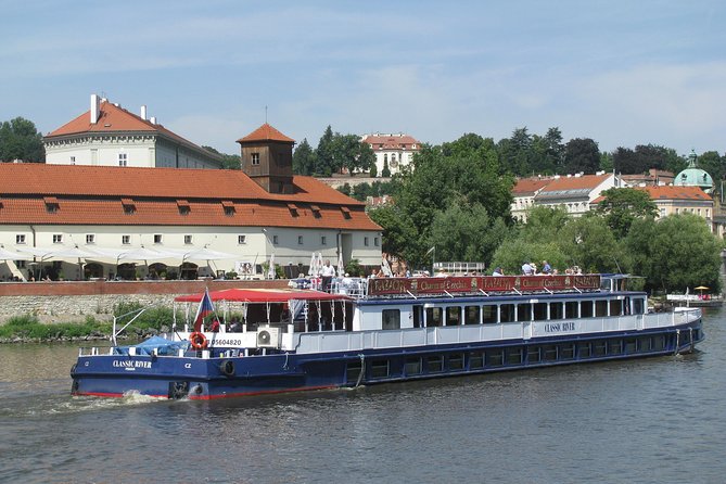 1 hour Prague Panoramic Vltava River sightseeing Cruise - Onboard snacks and the drink bar: easy perks with a few real-world tradeoffs