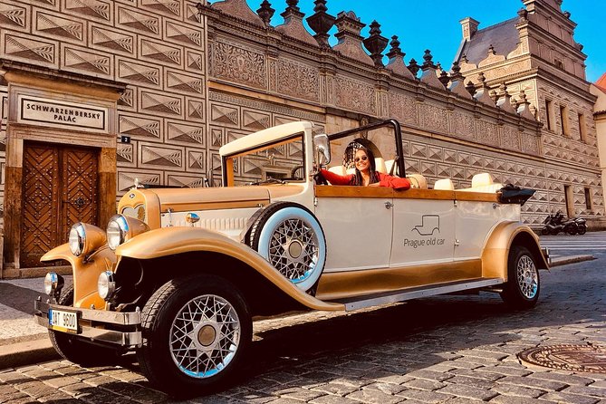 1,5 hour oldtimer convertible Prague sightseeing tour - Prague Castle and St. Vitus Cathedral: start strong, understand the top of the city