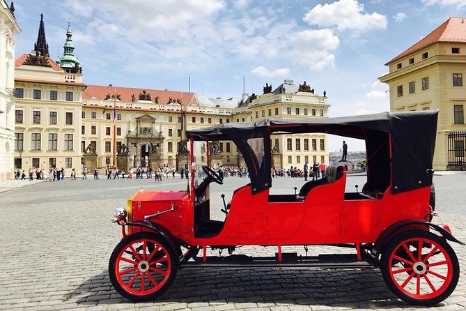 1,5 hour oldtimer convertible Prague sightseeing tour - The Dancing House and modern Prague: Fred and Ginger in motion