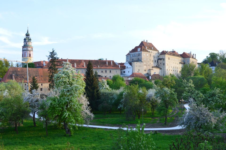 From Prague: Full-Day Trip to Český Krumlov - The guided center walk: noble families and street-level details
