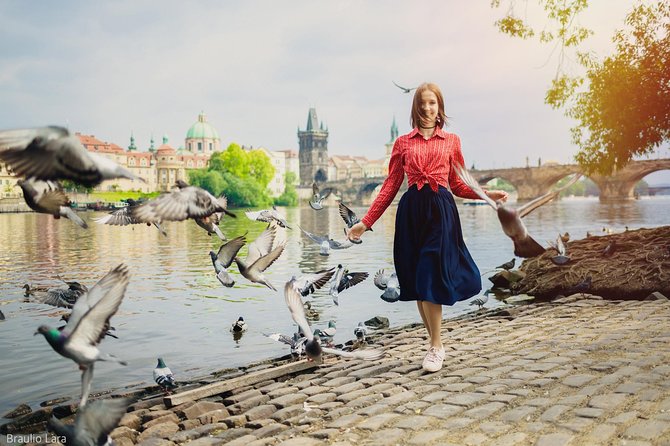 photoshoot in prague - Meeting at the Charles IV statue: private, focused, and actually efficient