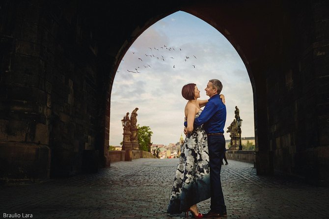 photoshoot in prague - Charles Bridge: iconic scenes with guidance instead of stress