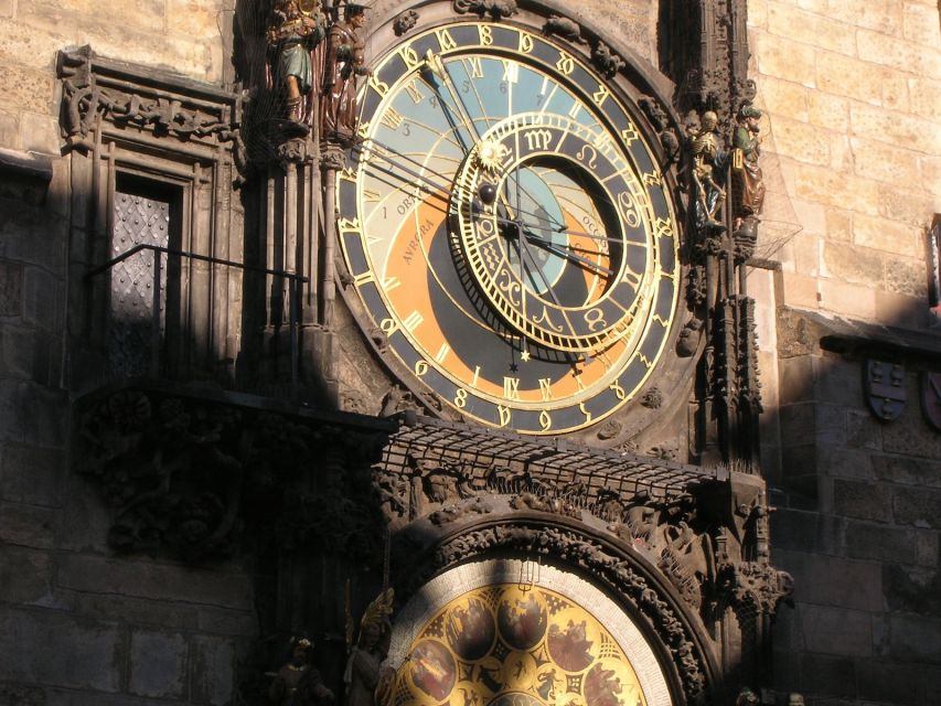 Prague: 3-Hour Old Town and Prague Castle Tour in German - Prague Castle exteriors, Golden Lane, and St. Vitus views