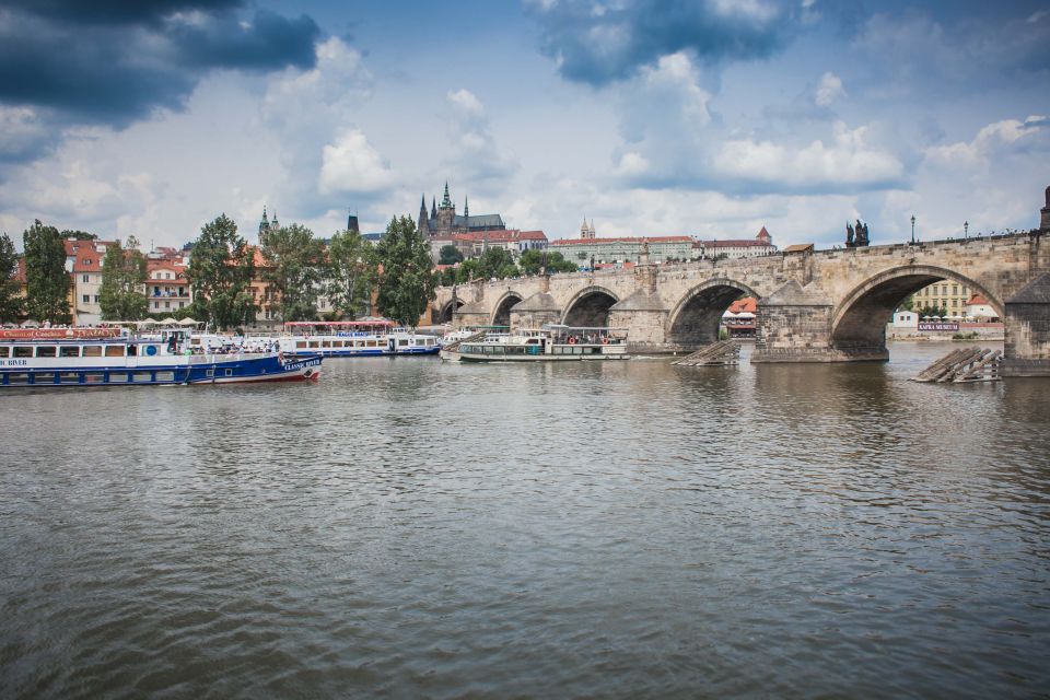 Prague: Afternoon Beer Cruise with Drinks Included - Kampa Island and Prague Castle: where your camera gets its best angle