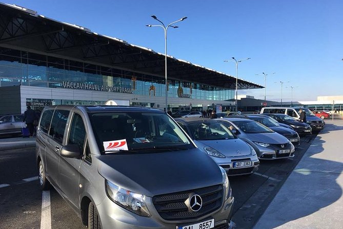 PRAGUE AIRPORT - CITY TRANSFERS in Spanish - Vehículos con aire acondicionado, Wi‑Fi y agua: comodidad útil, no decorativa
