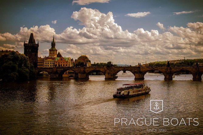 PRAGUE BOATS: 50-Minute Sightseeing Cruise - Night vs day: what changes when Prague lights come on