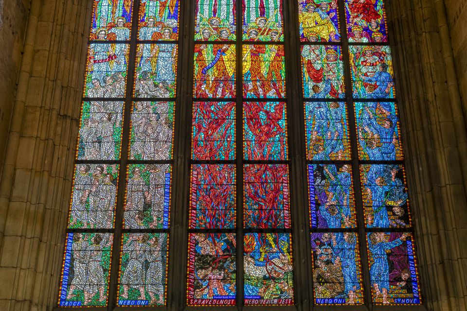 Prague: Castle Tour with Local Guide and Entry Ticket - Prague Castle in 150 Minutes: A route that actually makes sense