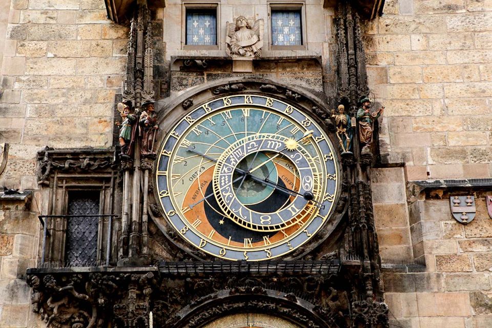 Prague: Full-Day Sightseeing Tour with Cruise and Lunch - Charles Bridge area and the walk toward Old Town connections