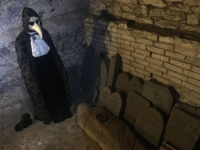 Prague: Ghosts, Legends, Medieval Underground & Dungeon Tour - The candlelit dungeon and executioner Jan Mydlář