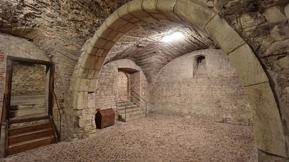 Prague: Medieval Underground Guided Tour - Meeting Point: Find the Guide, Not the Confusion