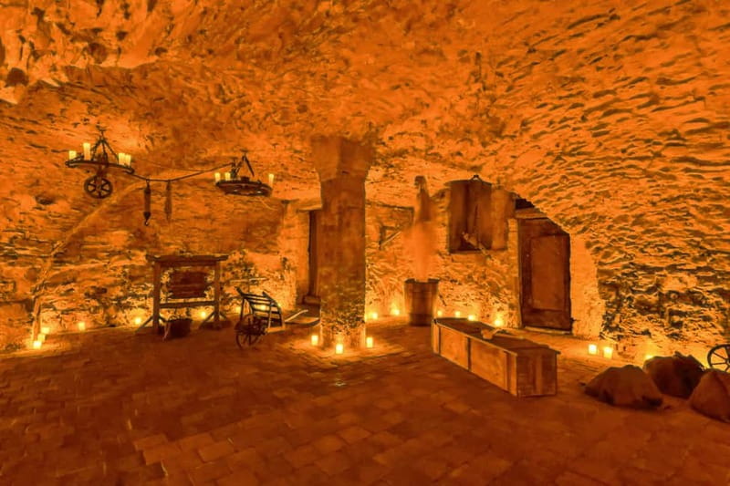 Prague: Oldtown, Medieval Underground & Dungeon History Tour - Meeting at Male Náměstí and getting to the right entrance fast