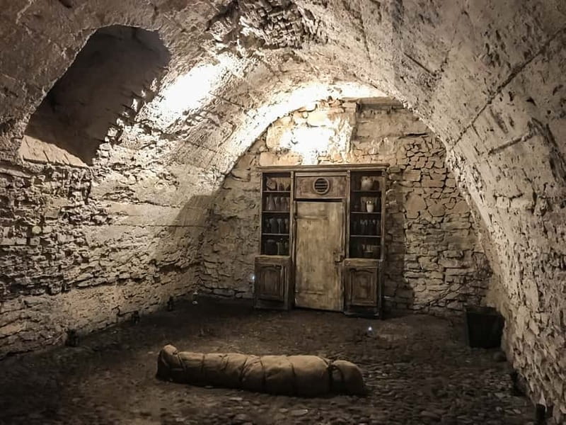 Prague: Oldtown, Medieval Underground & Dungeon History Tour - Going underground: romanesque and gothic rooms up to two floors below