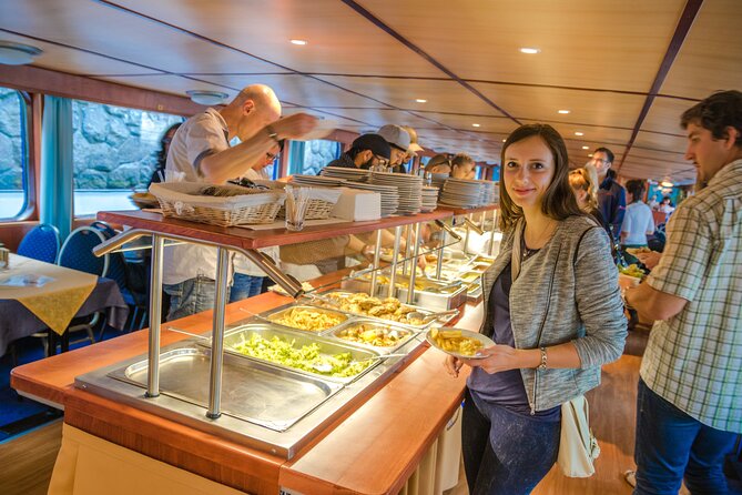 Prague: Sightseeing Boat Cruise with Buffet Dinner - Drinks, Service, and the Onboard Vibe
