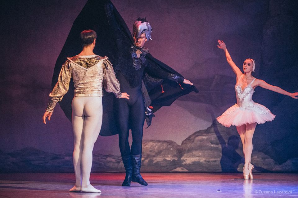 Prague: The Best of Swan Lake Ballet Tickets - Timing and Arrival Tips: Cloakroom Lines, Drinks, and Stage Effects