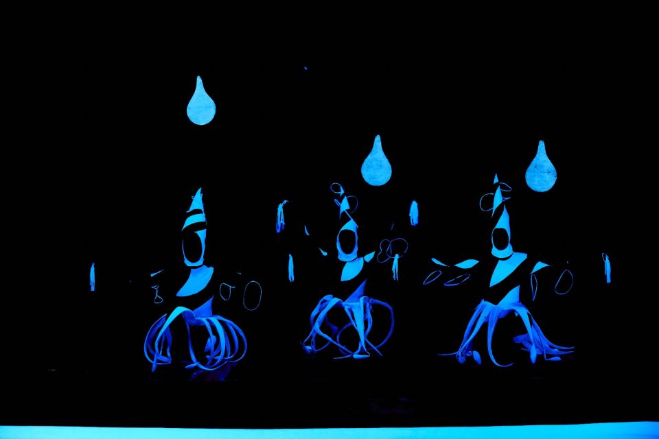 Prague: WOW Show Black Light Theater - The main event: UV magic, puppets, and “4D” stage tricks