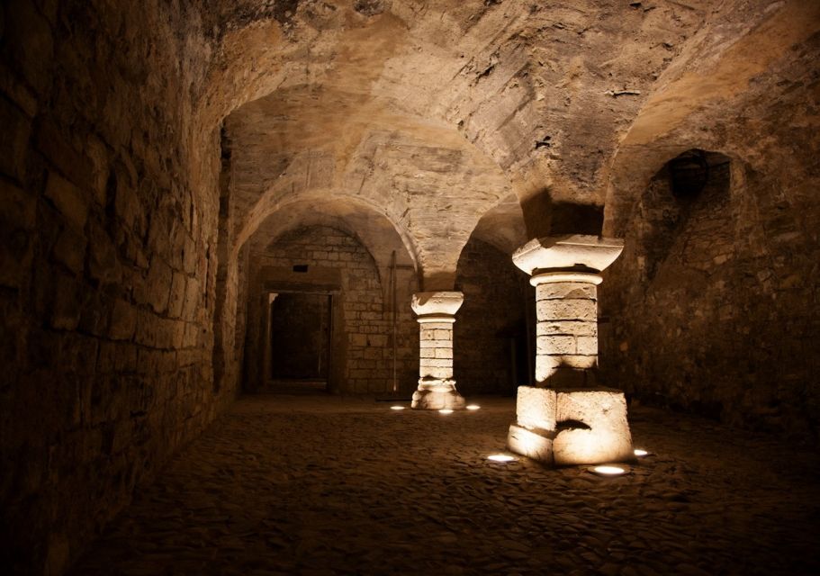 Prague: WWII Guided Tour & The Crypt of Operation Anthropoid - Where the tour starts at Prašná Brána (and how to find your guide)