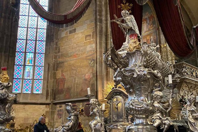 Small-Group Tour of Prague Castle with a local guide - St. Vitus Cathedral interior: 45 minutes that change the whole visit