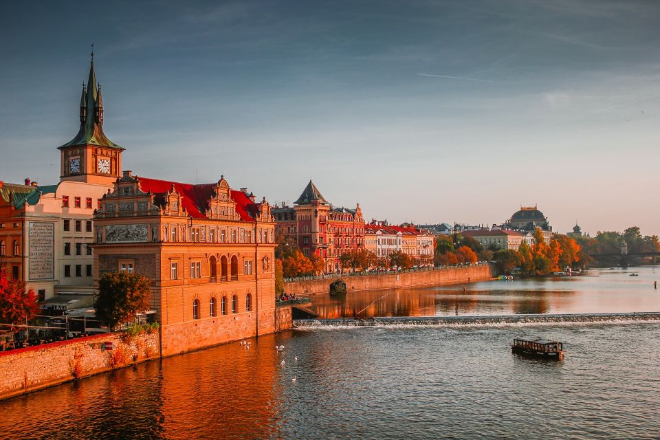 The Royal road, walking tour in french - Charles Bridge and the Vltava view: the photo moment that sells the city